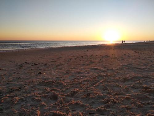 una playa con puesta de sol a lo lejos en La casa de Juan en Cuchilla Alta