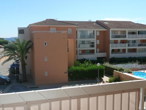 uma vista a partir da varanda de um edifício de apartamentos em Le Ciel Bleu em La Seyne-sur-Mer