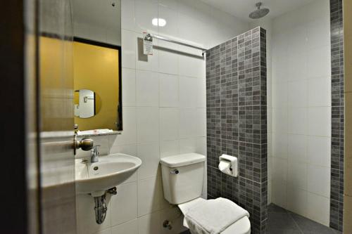 Ett badrum på Express Inn Cebu Mabolo