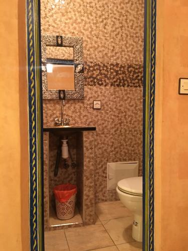 y baño con aseo y lavamanos. en Riad Tarik, en Marrakech