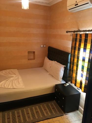 Habitación pequeña con cama en habitación en Riad Tarik, en Marrakech