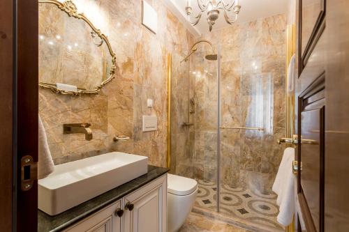 e bagno con servizi igienici, lavandino e doccia. di Villa Nepos Hotel a Spalato (Split)