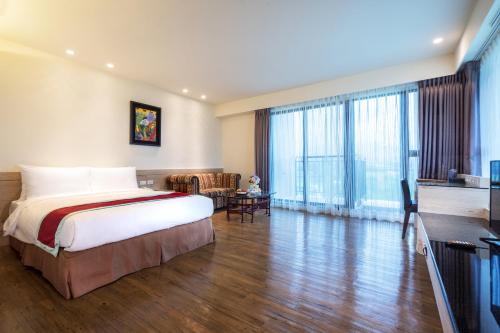 Postel nebo postele na pokoji v ubytování Naruwan Galaxy Hotel