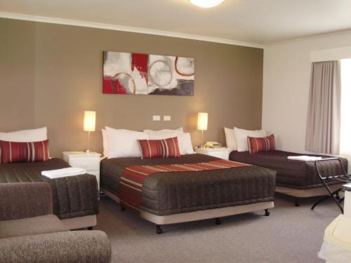 Postel nebo postele na pokoji v ubytování Redwood Manor Motel Apartments