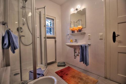 ガルミッシュ・パルテンキルヒェンにあるNorisのバスルーム(シャワー、洗面台、トイレ付)