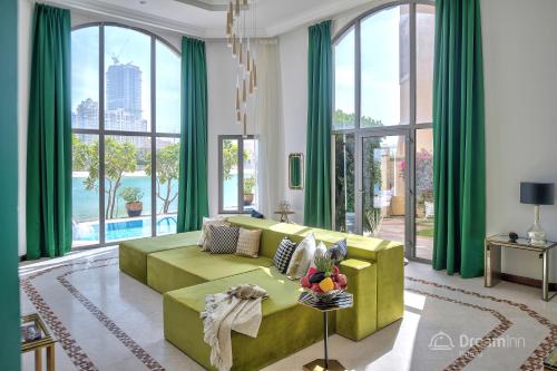 A seating area at Dream Inn - Royal Palm Beach Villa