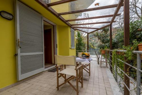 a patio with a table and chairs and a pergola at Villa Twetty in Massaciuccoli