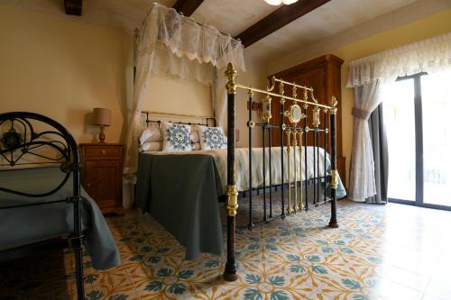 - une chambre avec un lit à baldaquin dans l'établissement Maria Giovanna Guest House, à Marsalforn