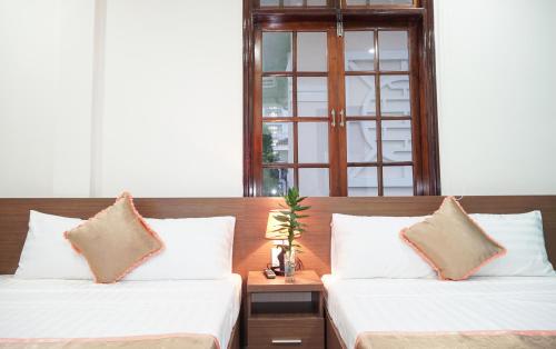 Postel nebo postele na pokoji v ubytování Hưng Long Hostel