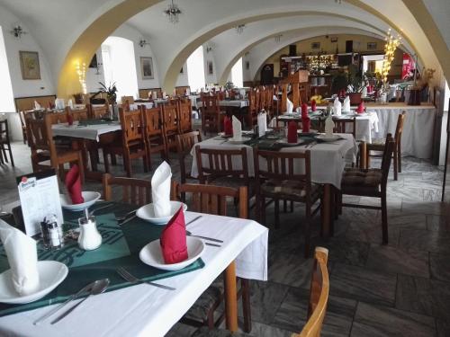 מסעדה או מקום אחר לאכול בו ב-Hotel Jestřábí