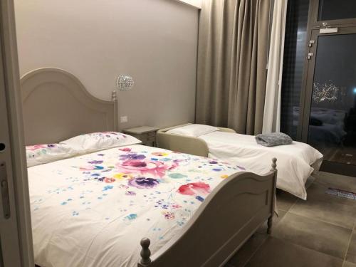 1 dormitorio con 2 camas con flores en las sábanas en Fattoria Belvedere en San Lazzaro di Savena