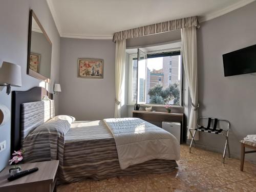 ローマにあるSt. Anthony Guest Houseのベッドルーム(大型ベッド1台、窓付)