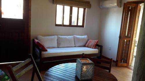 sala de estar con sofá y mesa en Dharma, en Punta del Diablo