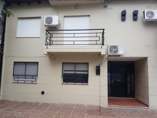 グアレグアイチュにあるDpto Costanera Gualeguaychu Alemの白い建物(ドア、バルコニー付)