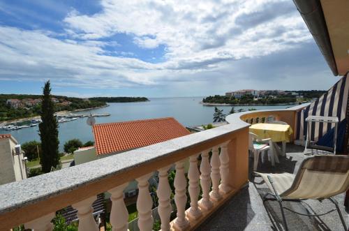 - un balcon avec vue sur l'eau dans l'établissement Apartments Villa Bartol, à Pula