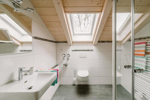 ein Bad mit einem Waschbecken und einem WC in der Unterkunft Haus am Kramer in Garmisch-Partenkirchen
