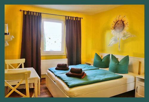 Alte Scheune Flemmingen في Flemmingen: غرفة نوم مع سرير مع عبقة الشمس على الحائط