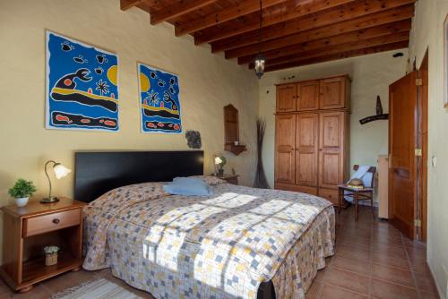 ein Schlafzimmer mit einem großen Bett in einem Zimmer in der Unterkunft Finca Las Laderas in Las Laderas
