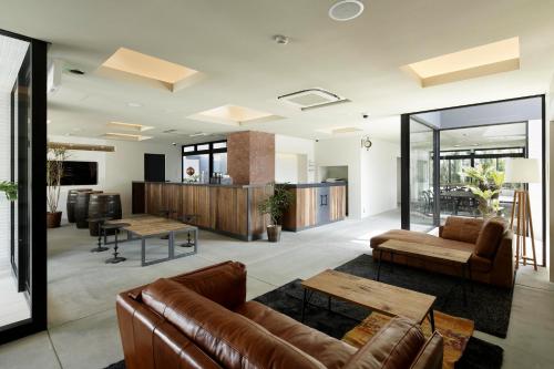 ein Wohnzimmer mit einem Sofa und einem Tisch in der Unterkunft Piece Hostel Kyoto in Kyoto
