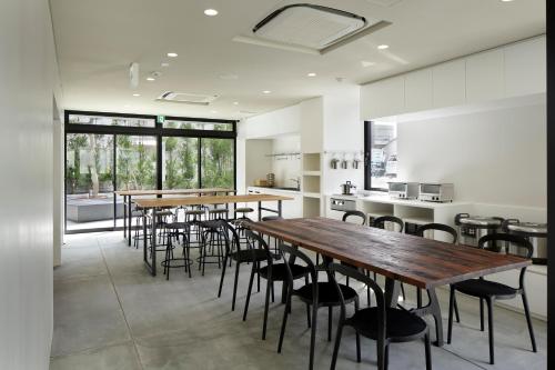 Un restaurante u otro lugar para comer en Piece Hostel Kyoto