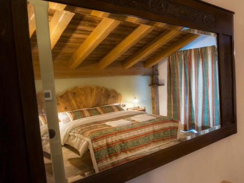 a mirror reflection of a bed in a bedroom at Lo Tzeno in Fenis