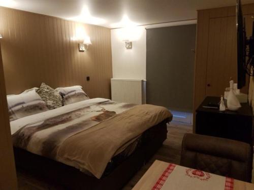 a hotel room with a bed and a desk at LA RIVIERE DU BIEN ETRE in Chaumont-Gistoux