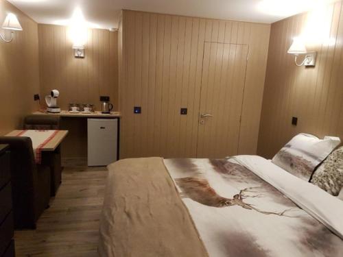 Un dormitorio con una cama grande con una pintura. en LA RIVIERE DU BIEN ETRE, en Chaumont-Gistoux