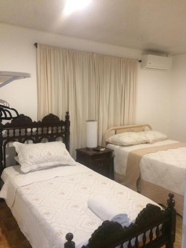 a bedroom with two beds and a window at Casa D' Linda in San Andrés