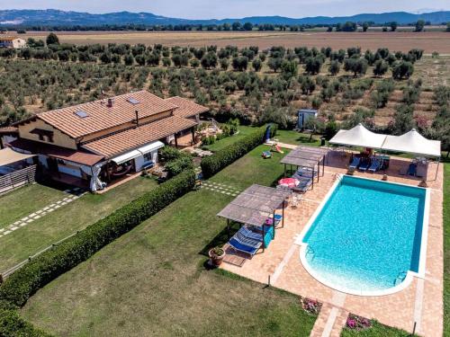 an aerial view of a house with a swimming pool at Agriturismo Il Giglio di S. Antonio in Montemassi