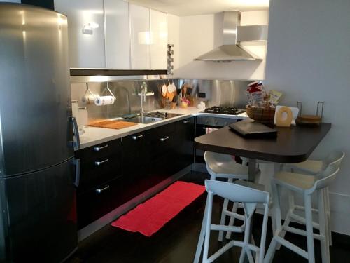 a kitchen with a counter and a table with stools at Top House Murat con idromassaggio in Bari