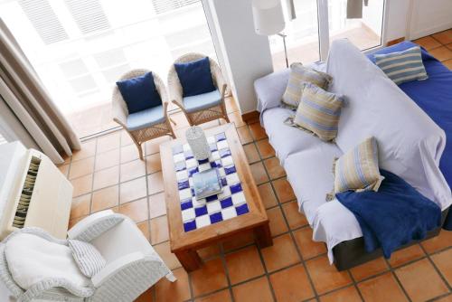 アルテアにあるÁtico-Loft frente al Mar con Piscina y Parkingの青い家具付きのリビングルームのオーバーヘッドビュー
