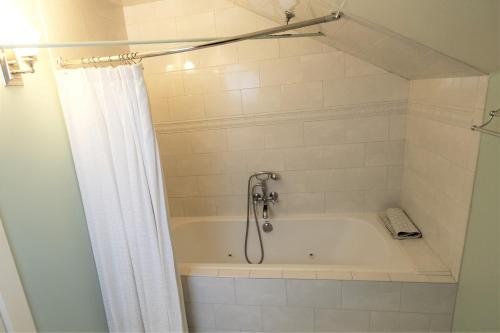 Bilik mandi di Arroyo Vista Inn