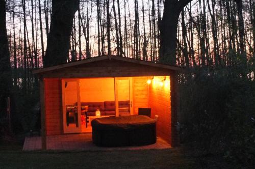 Ένα ή περισσότερα κρεβάτια σε δωμάτιο στο Ferienhaus TRAUM AM SEE mit Sauna und Whirlpool