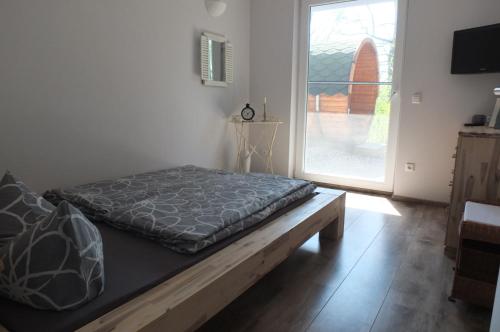 Un pat sau paturi într-o cameră la Ferienhaus TRAUM AM SEE mit Sauna und Whirlpool