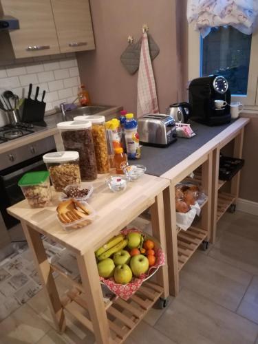 un îlot de cuisine avec des fruits et des légumes dessus dans l'établissement Bergamo Bassa, à Bergame