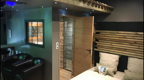 a bedroom with a bed with a wooden headboard at Tchankéklass in Le Teich