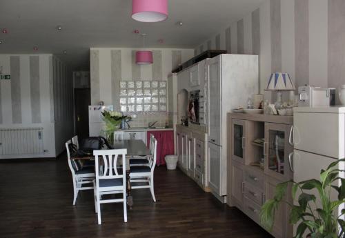 een keuken met een tafel en stoelen in een kamer bij A57 in Casal Palocco
