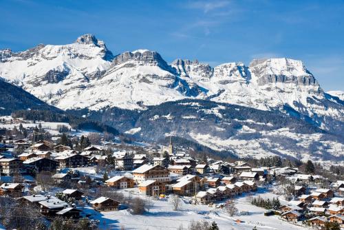 Ein allgemeiner Bergblick oder ein Berglick von des Chalets aus