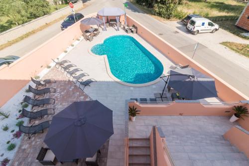 widok z góry na basen z parasolami w obiekcie Villa Car w Puli
