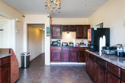 Η κουζίνα ή μικρή κουζίνα στο Royal Inn Beach Hutchinson Island