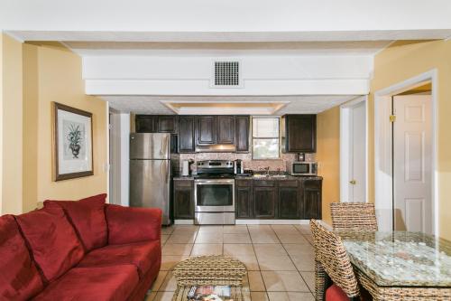 Η κουζίνα ή μικρή κουζίνα στο Royal Inn Beach Hutchinson Island