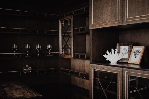 ミシュコルツにあるAJ - tér apartman miskolcのワイングラス棚付きの暗い部屋