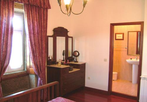 un baño con lavabo y espejo en Villa Barq, en Barcelos