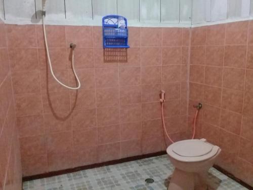 La salle de bains est pourvue d'une douche et de toilettes. dans l'établissement Nusa Nalan Beach Resort, à Rumah Olat