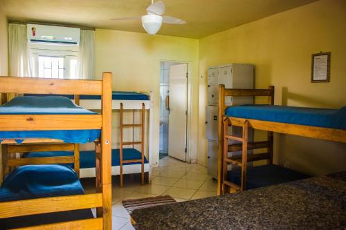 Двухъярусная кровать или двухъярусные кровати в номере Floripa Surf Hostel