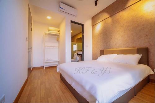 Postel nebo postele na pokoji v ubytování Tropicana 218 Macalister