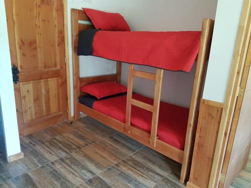 Katil dua tingkat atau katil-katil dua tingkat dalam bilik di Terra Newen Pucon Family Suites