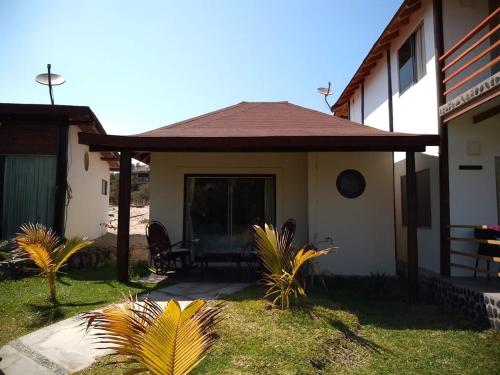 a small house with a porch and a patio at Hotel Villa Sirena in Vichayito