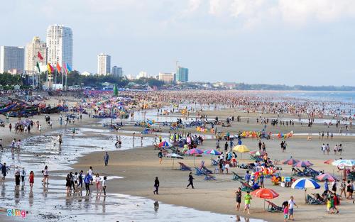 a large crowd of people on a beach at Hotel Hoai Anh in Vung Tau