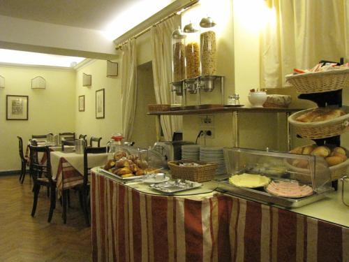 een buffet met brood en ander eten op een tafel bij Hotel Unicorno in Florence